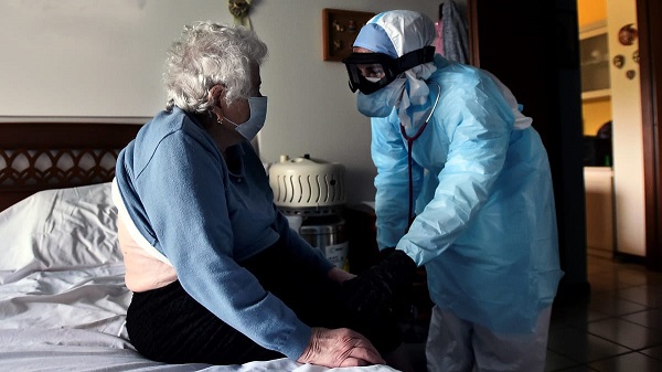 Nurse at home for Corona patient In Ballupur Chowk, Dehradun